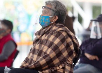 INICIA VACUNACIÓN DE ADULTO MAYOR con contratiempos