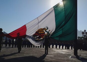EL DÍA DE LA BANDERA FUE OFICIALMENTE RECONOCIDO COMO CONMEMORACIÓN NACIONAL EN 1940 POR DECRETO DEL PRESIDENTE LÁZARO CÁRDENAS DEL RÍO
