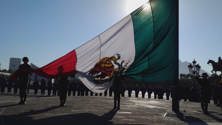 EL DÍA DE LA BANDERA FUE OFICIALMENTE RECONOCIDO COMO CONMEMORACIÓN NACIONAL EN 1940 POR DECRETO DEL PRESIDENTE LÁZARO CÁRDENAS DEL RÍO