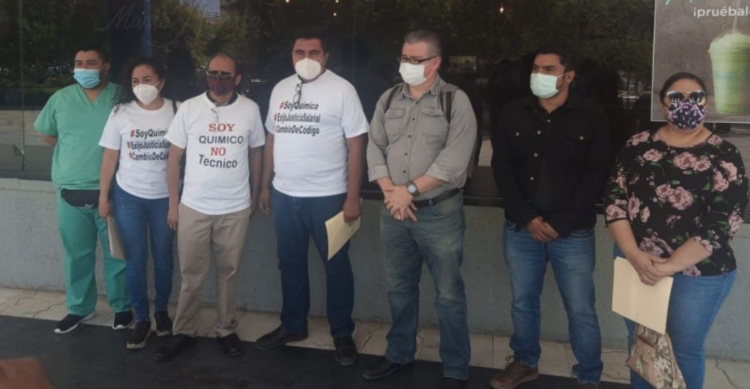 PROTESTAN QUÍMICOS CONTRA GLORIA MOLINA