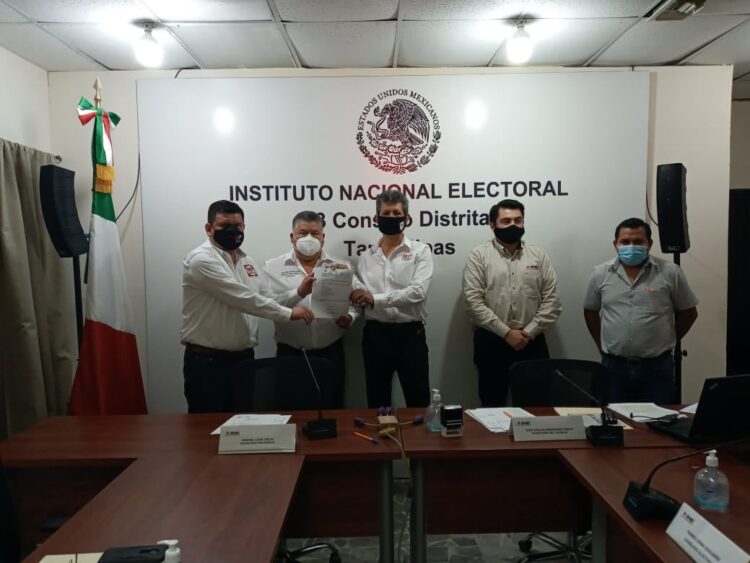 EL DIRIGENTE DE RSP ACOMPAÑA EN SU REGISTRO A LA FÓRMULA POR EL DISTRITO 03 CON CABECERA EN RIO BRAVO