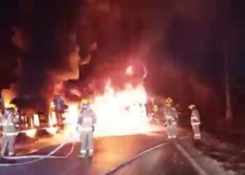 (VIDEO) 11 MUERTOS Y 5 HERIDOS DEJA CHOQUE ENTRE CAMIÓN DE PASAJEROS Y PIPA DE COMBUSTIBLE