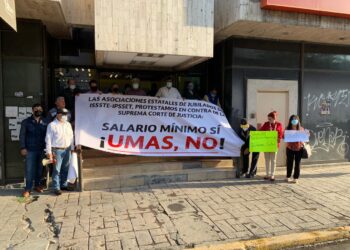 ¡JUBILADOS EN PIE DE LUCHA!!!tomaron las oficinas de la Delegación Estatal del Issste