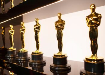 POR PRIMERA VEZ, DOS MUJERES, CHLOÉ ZHAO Y EMERALD FENNELL, FUERON NOMINADAS COMO MEJOR DIRECTORA.