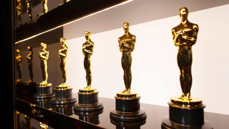 POR PRIMERA VEZ, DOS MUJERES, CHLOÉ ZHAO Y EMERALD FENNELL, FUERON NOMINADAS COMO MEJOR DIRECTORA.