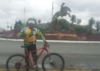 CUMPLIÓ SU PROMESA: VISITAR LA TUMBA DE SU MADRE