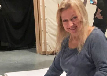 GANADORA DEL EMMY ES ENCONTRADA MUERTA BAJO UNA PILA DE BASURA EN SU CASA; ERA ACUMULADORA