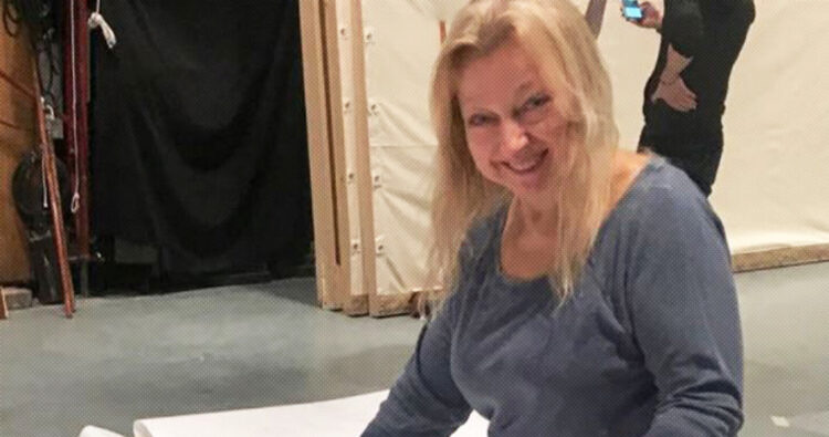 GANADORA DEL EMMY ES ENCONTRADA MUERTA BAJO UNA PILA DE BASURA EN SU CASA; ERA ACUMULADORA