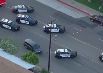 CUATRO PERSONAS MURIERON, INCLUIDO UN NIÑO, EN UN TIROTEO EN UN EDIFICIO DE OFICINAS EN ORANGE, CALIFORNIA.