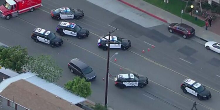 CUATRO PERSONAS MURIERON, INCLUIDO UN NIÑO, EN UN TIROTEO EN UN EDIFICIO DE OFICINAS EN ORANGE, CALIFORNIA.
