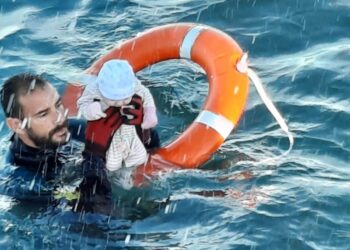 ‘ESTABA HELADO’: EL CONMOVEDOR RESCATE DE UN BEBÉ ENTRE EL CAOS EN CEUTA