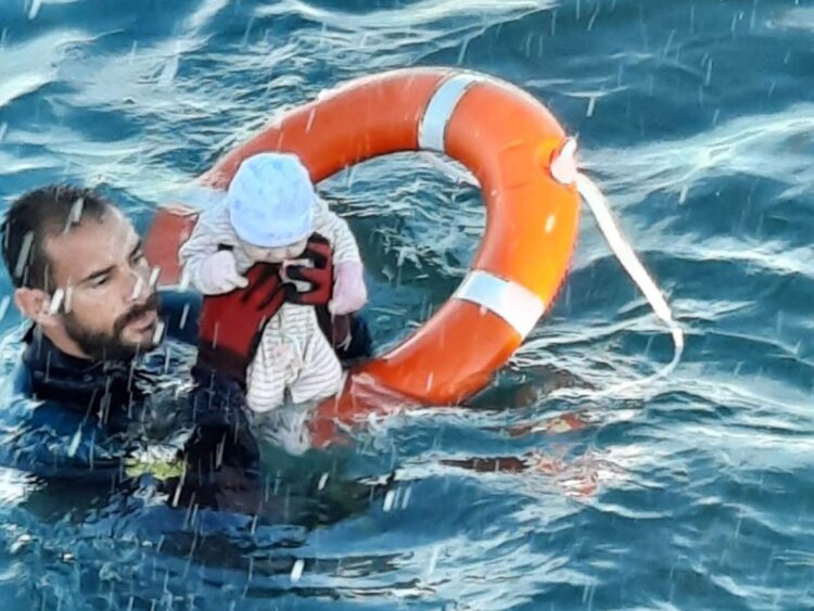 ‘ESTABA HELADO’: EL CONMOVEDOR RESCATE DE UN BEBÉ ENTRE EL CAOS EN CEUTA
