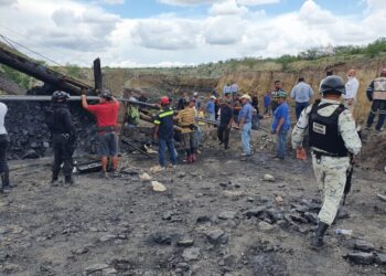 AL MENOS 7 TRABAJADORES QUEDAN ATRAPADOS TRAS EL COLAPSO DE UNA MINA EN COAHUILA