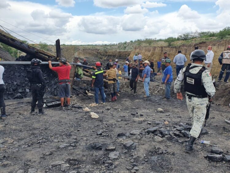 AL MENOS 7 TRABAJADORES QUEDAN ATRAPADOS TRAS EL COLAPSO DE UNA MINA EN COAHUILA
