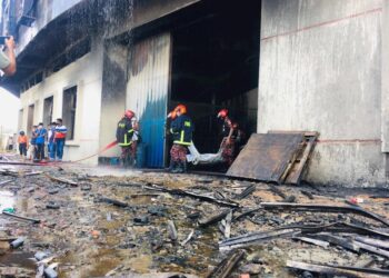 AL MENOS 52 MUERTOS EN UN INCENDIO EN FÁBRICA DE BANGLADESH
