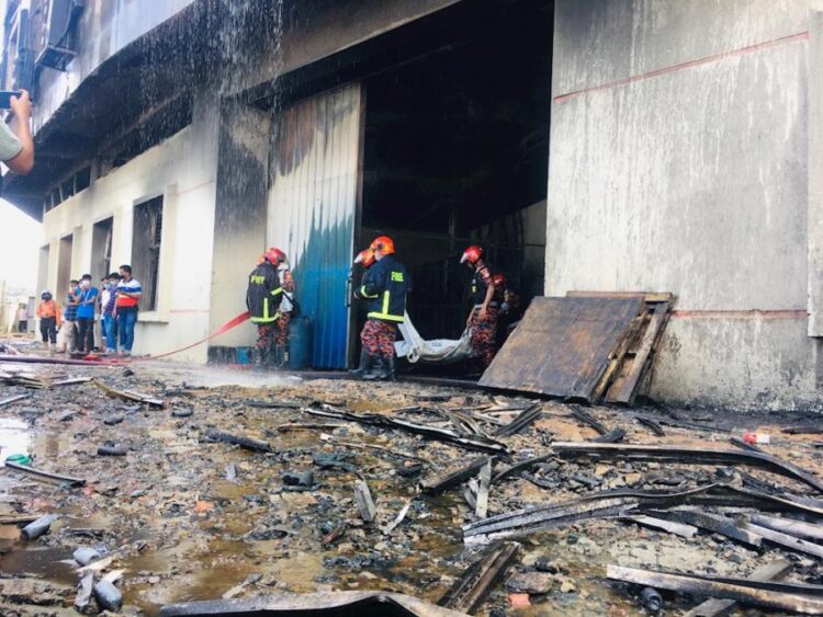 AL MENOS 52 MUERTOS EN UN INCENDIO EN FÁBRICA DE BANGLADESH
