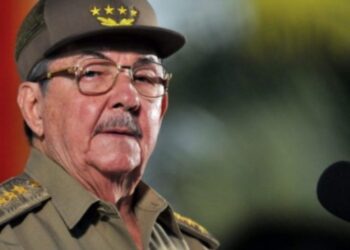 RAÚL CASTRO REAPARECE; ACUDE A REUNIÓN DEL PCC PARA ANALIZAR LAS PROTESTAS EN CUBA