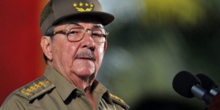 RAÚL CASTRO REAPARECE; ACUDE A REUNIÓN DEL PCC PARA ANALIZAR LAS PROTESTAS EN CUBA