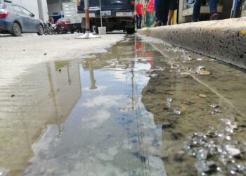 COMERCIANTES BLOQUEARÁN CALLES DEL CENTRO, POR FUGA DE AGUAS NEGRAS DEL 7 JUÁREZ