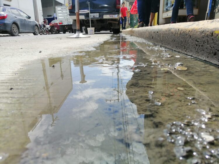 COMERCIANTES BLOQUEARÁN CALLES DEL CENTRO, POR FUGA DE AGUAS NEGRAS DEL 7 JUÁREZ