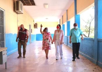 CARMEN LILIA EMPRENDE CAMPAÑA DE ATENCIÓN Y LIMPIEZA EN LAS ESCUELAS