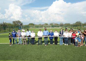 INAUGURA EL GOBERNADOR, FRANCISCO GARCÍA CABEZA DE VACA OBRAS EN CASAS