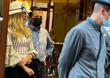 CAPTAN A PEÑA NIETO SALIENDO DE UN HOTEL DE LUJO EN ROMA Y MUJER LE GRITA «RATERO»