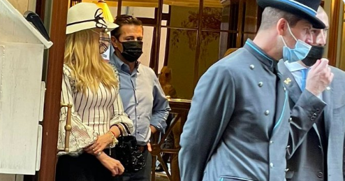 CAPTAN A PEÑA NIETO SALIENDO DE UN HOTEL DE LUJO EN ROMA Y MUJER LE GRITA «RATERO»