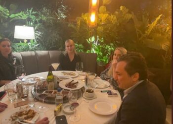FOTOGRAFÍAN A EMILIO LOZOYA EN RESTAURANTE DE LA CDMX