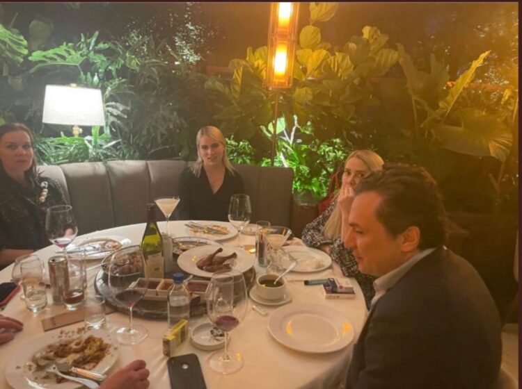 FOTOGRAFÍAN A EMILIO LOZOYA EN RESTAURANTE DE LA CDMX