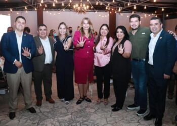 MAKI ORTIZ UNA SERVIDORA PÚBLICA QUE HABLA CON TRABAJO