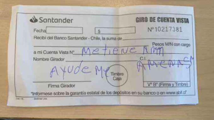 HOMBRE LIBRA SECUESTRO: “AYÚDEME”, ESCRIBIÓ EN RECIBO A CAJERA DEL BANCO
