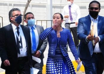 JUEZ SUSPENDE TEMPORALMENTE DEL CARGO A SANDRA CUEVAS