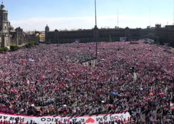 LA OPOSICIÓN LLENA EL ZÓCALO EN DEFENSA DEL INE