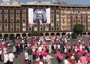 MANTA DE GENARO GARCÍA LUNA FUE DESPLEGADA EN EL ZÓCALO DURANTE MARCHA DEL INE