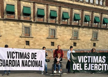 CLAUSURAN SIMBOLICAMENTE PALACIO NACIONAL, FGR Y CNDH “POR FALLARLES A LAS VICTIMAS”