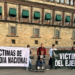 CLAUSURAN SIMBOLICAMENTE PALACIO NACIONAL, FGR Y CNDH “POR FALLARLES A LAS VICTIMAS”