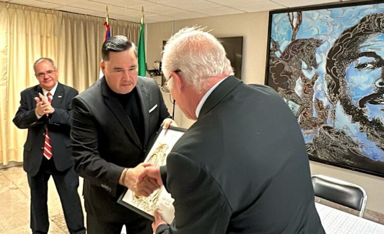EMBAJADA DE CUBA EN MÉXICO RECONOCE LABOR DEL MAESTRO ALBERTO LARA BAZALDUA CON EL MÁS ALTO HONOR