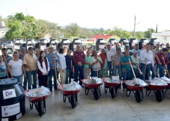 ENTREGA GOBIERNO DEL ESTADO PAQUETES DE AVES DE POSTURA Y HUERTOS DE TRASPATIO