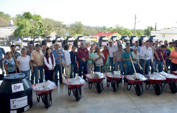 ENTREGA GOBIERNO DEL ESTADO PAQUETES DE AVES DE POSTURA Y HUERTOS DE TRASPATIO