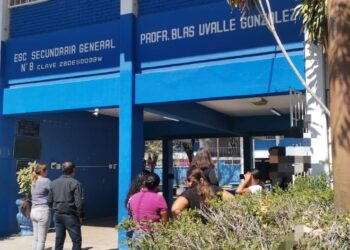 JOVENCITO LLEVA ARMA DE FUEGO A SECUNDARIA Y ATERRORIZA A COMPAÑEROS