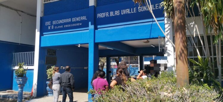 JOVENCITO LLEVA ARMA DE FUEGO A SECUNDARIA Y ATERRORIZA A COMPAÑEROS