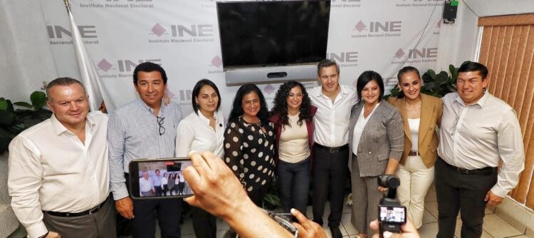 EN UNIDAD, SE REGISTRAN OLGA SOSA Y JR AL SENADO, CON EL RESPALDO DE ASPIRANTES A DIPUTADOS FEDERALES POR MORENA.