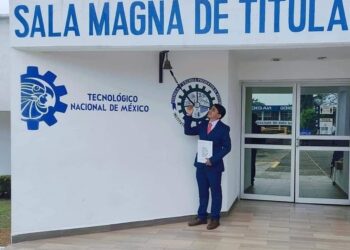 UN EJEMPLO DE LUCHA, SE GRADÚA CORTANDO CAÑA
