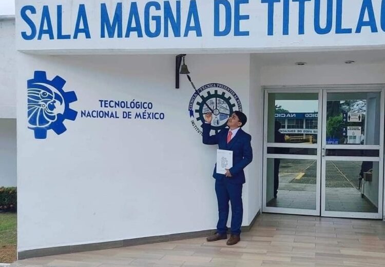 UN EJEMPLO DE LUCHA, SE GRADÚA CORTANDO CAÑA