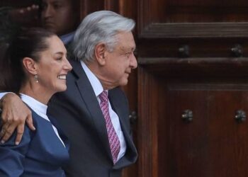CLAUDIA SHEINBAUM ANUNCIA QUE ACOMPAÑARÁ A AMLO EN SU ‘GIRA DEL ADIÓS’, PERO EN VUELOS COMERCIALES:
