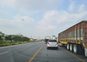 RESIDENTES BLOQUEAN CARRETERA MATAMOROS-VICTORIA EN PROTESTA POR APAGONES
