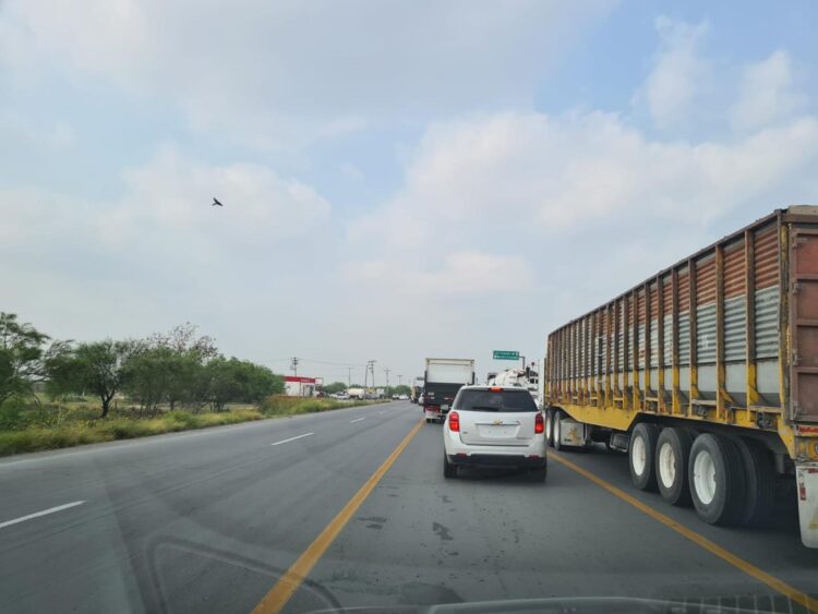 RESIDENTES BLOQUEAN CARRETERA MATAMOROS-VICTORIA EN PROTESTA POR APAGONES
