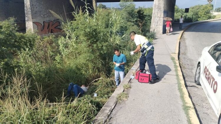 MOTOCICLISTA SUFRE ACCIDENTE Y CAE AL RÍO SAN MARCOS EN CIUDAD VICTORIA