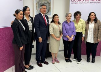 EL GOBERNADOR DE TAMAULIPAS Y LA PRESIDENTA DEL DIF SE REÚNEN CON CLARA BRUGADA PARA FORTALECER PROGRAMAS SOCIALES